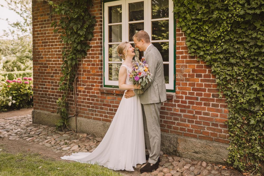 Heiraten im Garten der Hofscheune Bissee zwischen Wildblumen und alten Bäumen