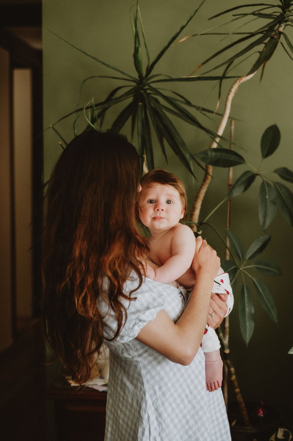 in home family session in hobart, baby and mumma captured by Joss Jensen Photography