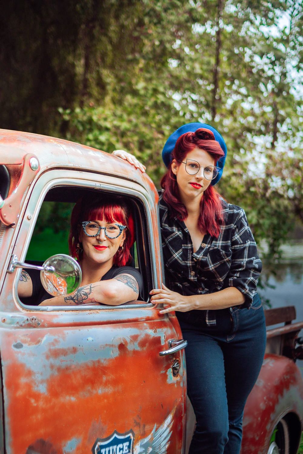 Séance photo entre amies Maryline et Charlotte, capturée avec un pick-up américain et une Mustang, créant une ambiance dynamique et vintage.