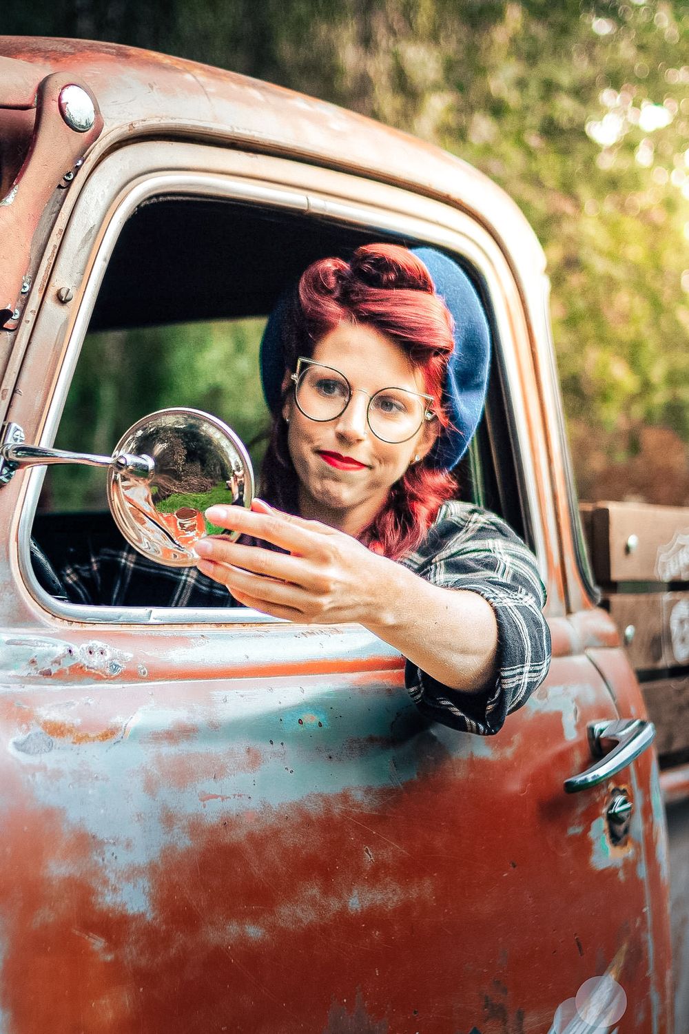 Séance photo entre amies Maryline et Charlotte, capturée avec un pick-up américain et une Mustang, créant une ambiance dynamique et vintage.