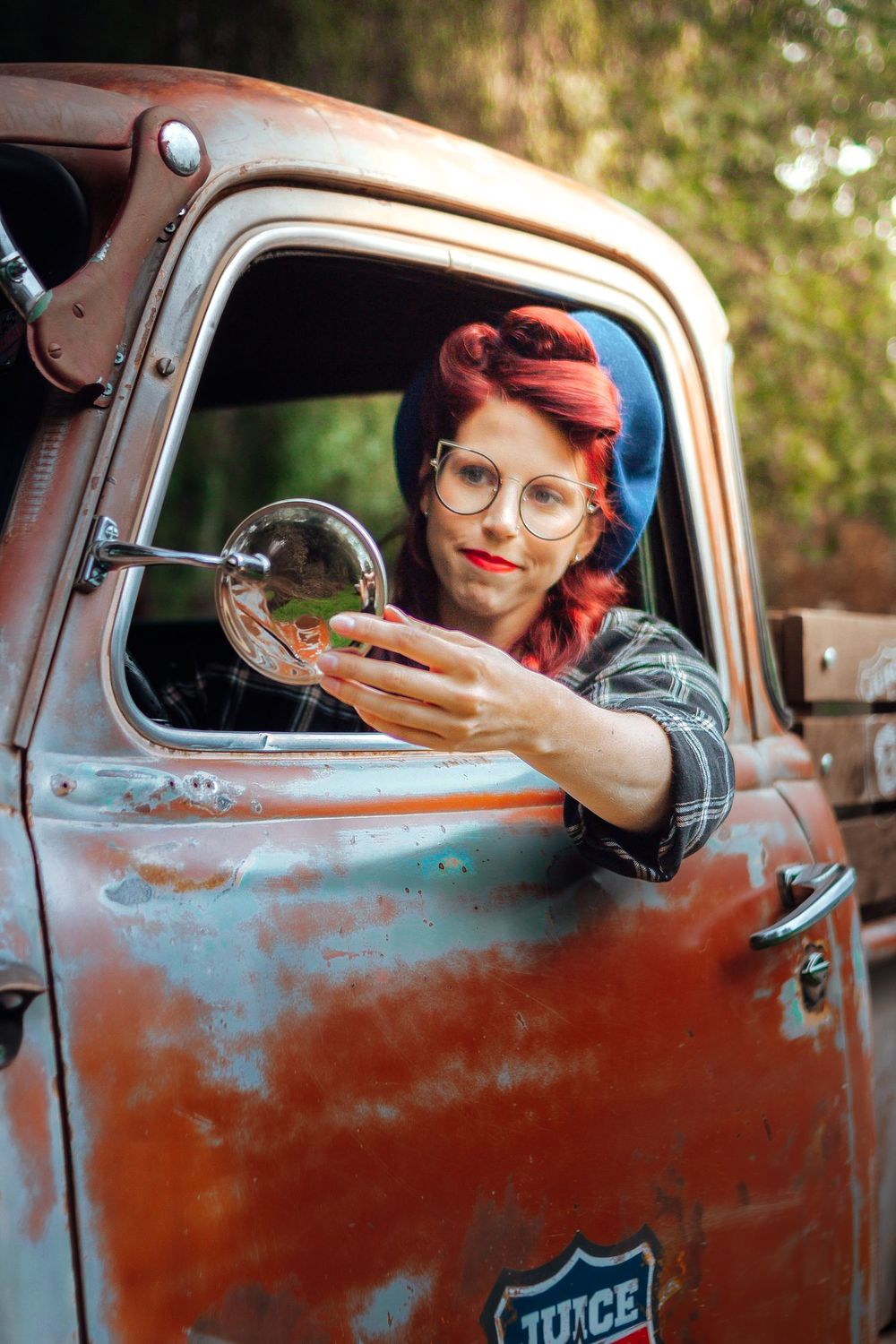 Séance photo entre amies Maryline et Charlotte, capturée avec un pick-up américain et une Mustang, créant une ambiance dynamique et vintage.