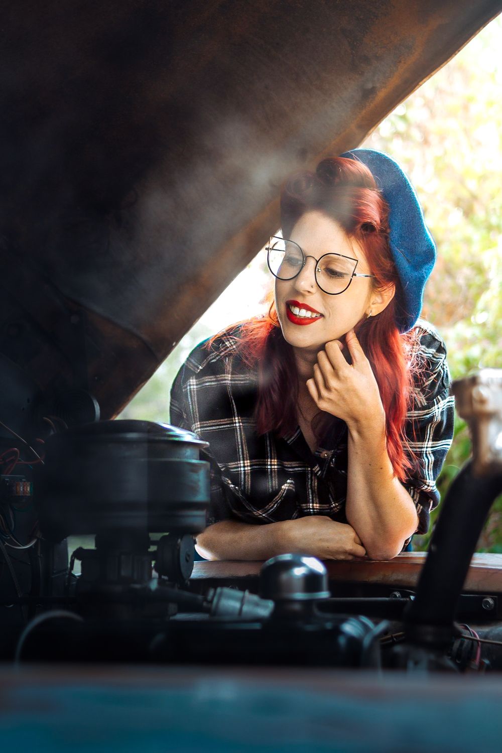 Séance photo entre amies Maryline et Charlotte, capturée avec un pick-up américain et une Mustang, créant une ambiance dynamique et vintage.
