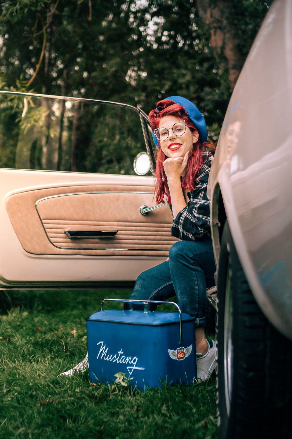 Séance photo entre amies Maryline et Charlotte, capturée avec un pick-up américain et une Mustang, créant une ambiance dynamique et vintage.