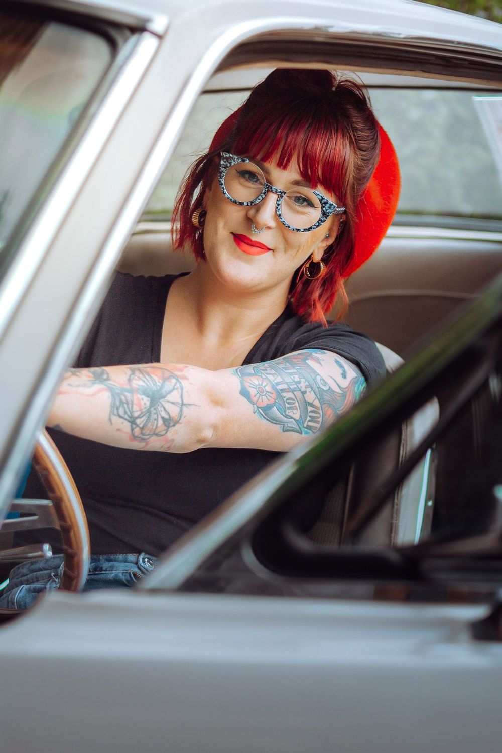 Séance photo entre amies Maryline et Charlotte, capturée avec un pick-up américain et une Mustang, créant une ambiance dynamique et vintage.