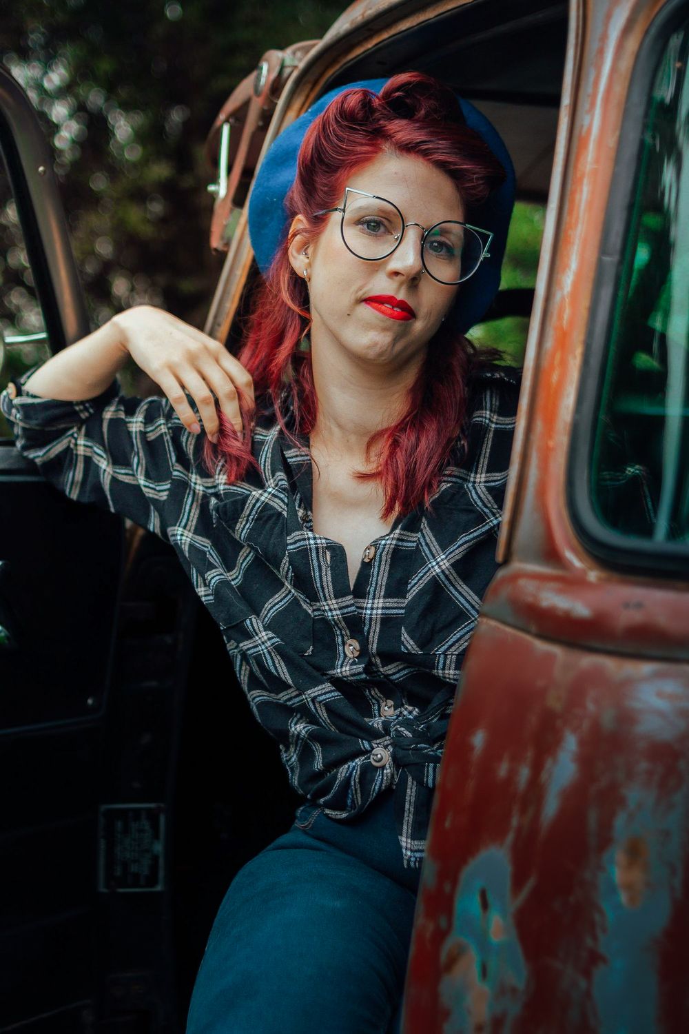 Séance photo entre amies Maryline et Charlotte, capturée avec un pick-up américain et une Mustang, créant une ambiance dynamique et vintage.