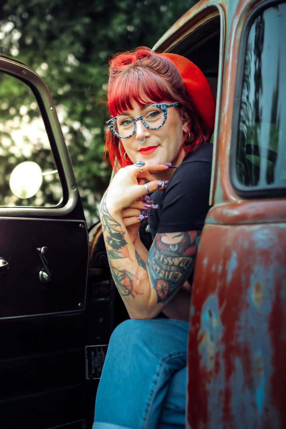 Séance photo entre amies Maryline et Charlotte, capturée avec un pick-up américain et une Mustang, créant une ambiance dynamique et vintage.