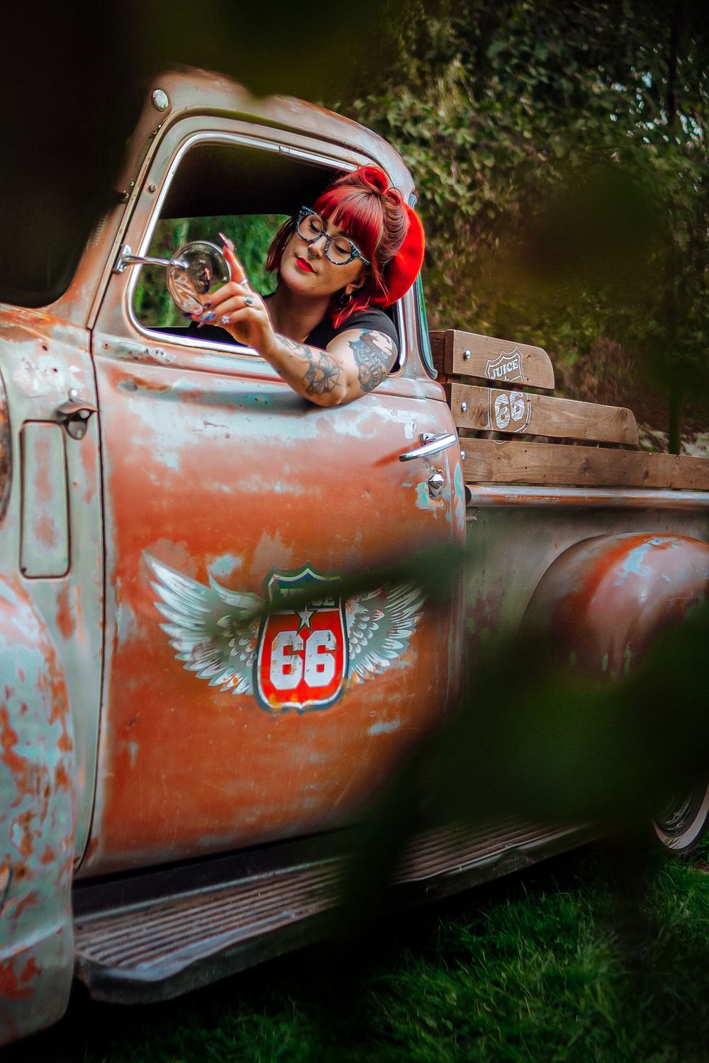 Séance photo entre amies Maryline et Charlotte, capturée avec un pick-up américain et une Mustang, créant une ambiance dynamique et vintage.