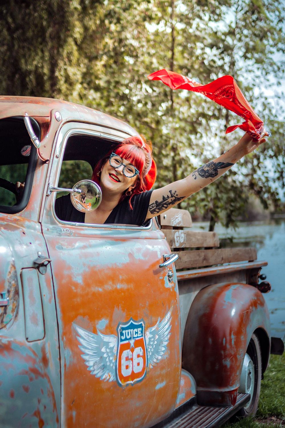 Séance photo entre amies Maryline et Charlotte, capturée avec un pick-up américain et une Mustang, créant une ambiance dynamique et vintage.