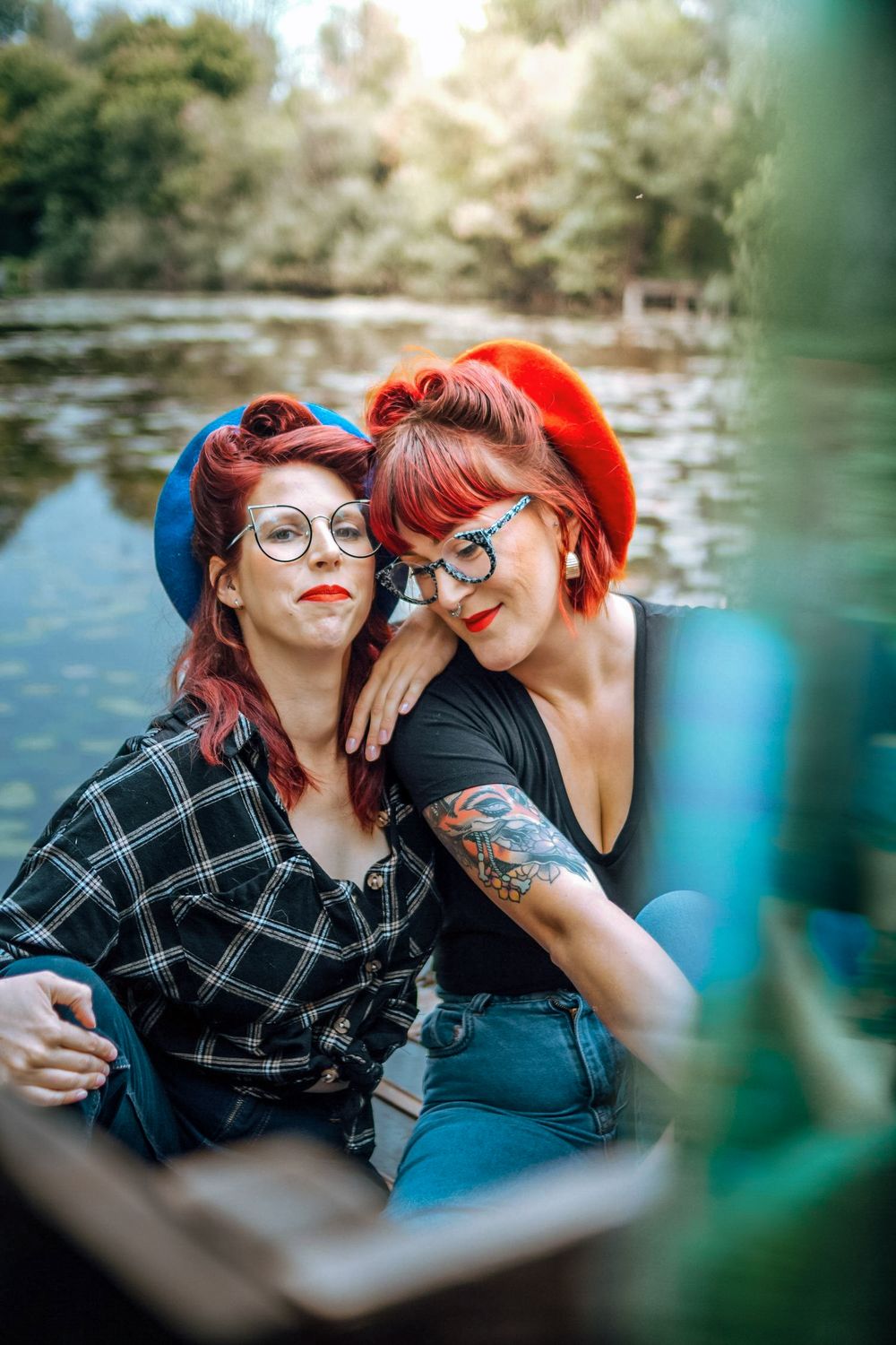 Séance photo entre amies Maryline et Charlotte, capturée avec un pick-up américain et une Mustang, créant une ambiance dynamique et vintage.
