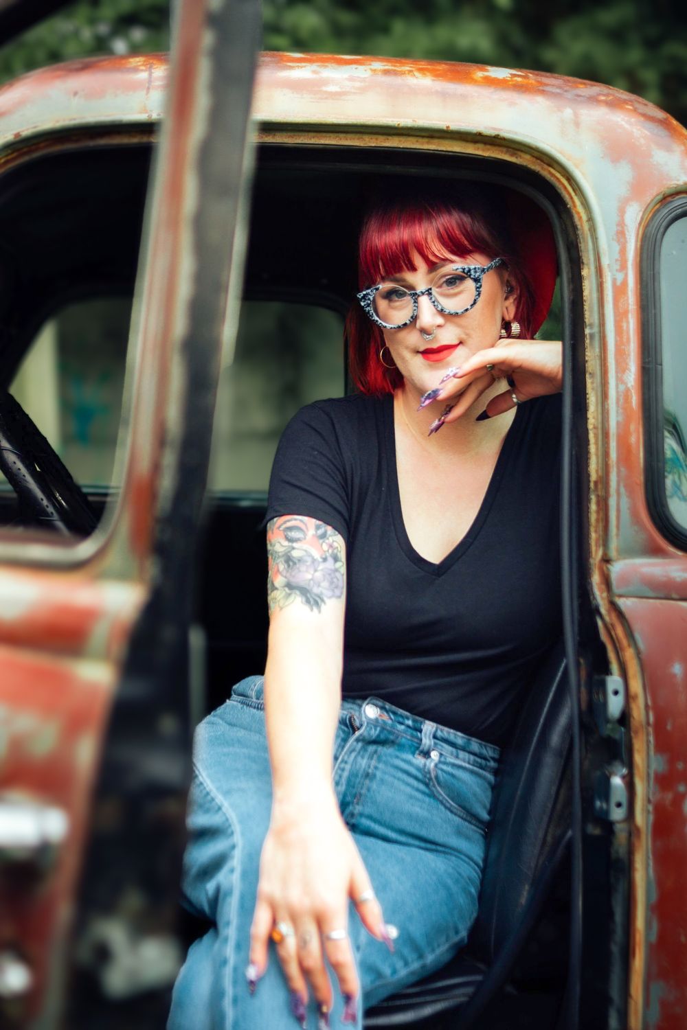 Séance photo entre amies Maryline et Charlotte, capturée avec un pick-up américain et une Mustang, créant une ambiance dynamique et vintage.