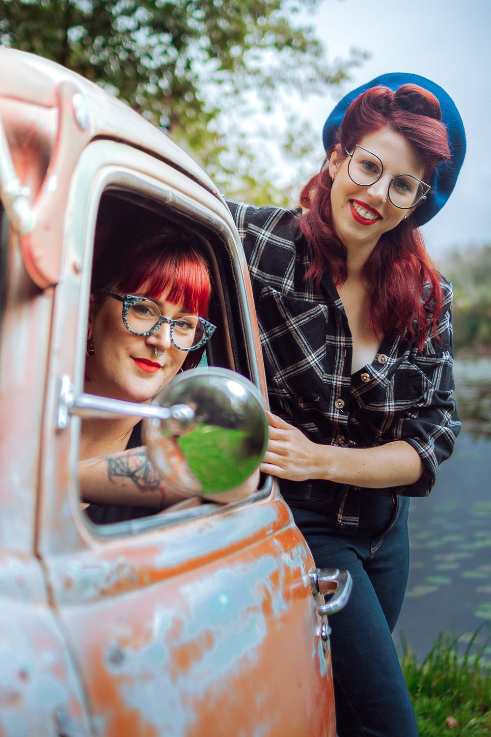 Séance photo entre amies Maryline et Charlotte, capturée avec un pick-up américain et une Mustang, créant une ambiance dynamique et vintage.