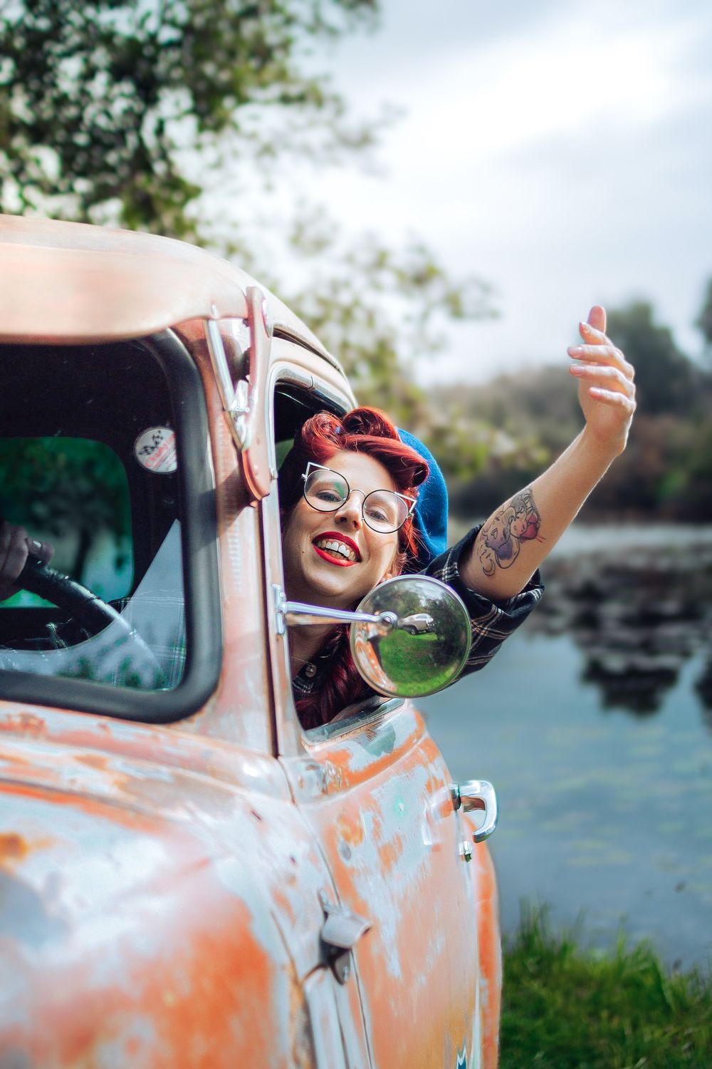 Séance photo entre amies Maryline et Charlotte, capturée avec un pick-up américain et une Mustang, créant une ambiance dynamique et vintage.