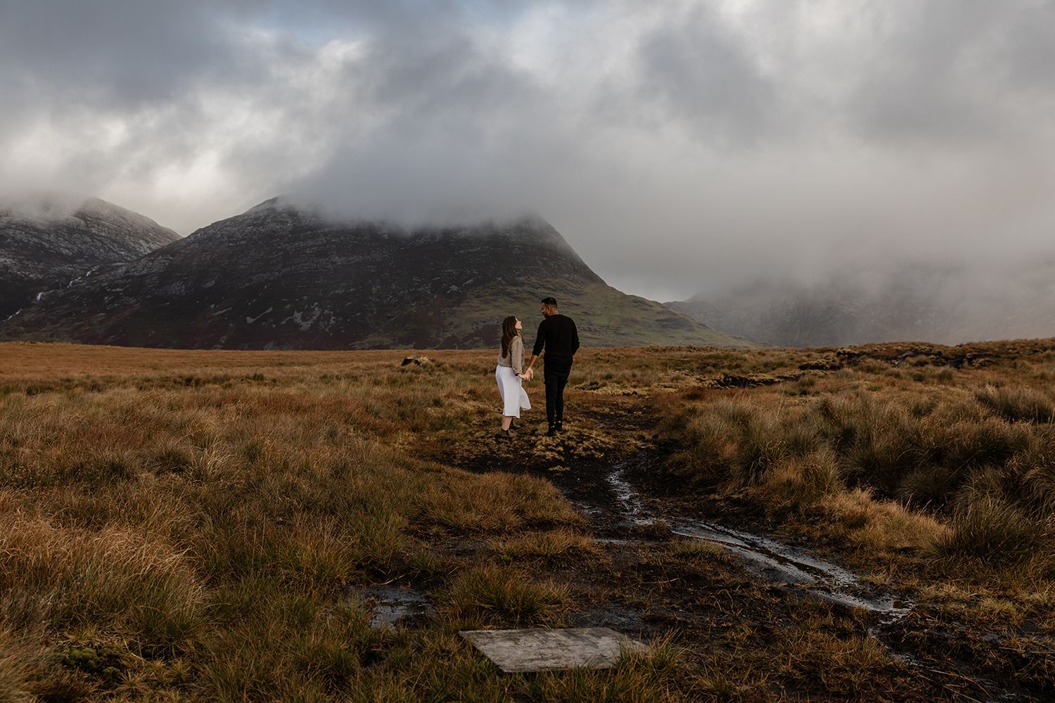 photo session of adventure elopement in Connemara national park