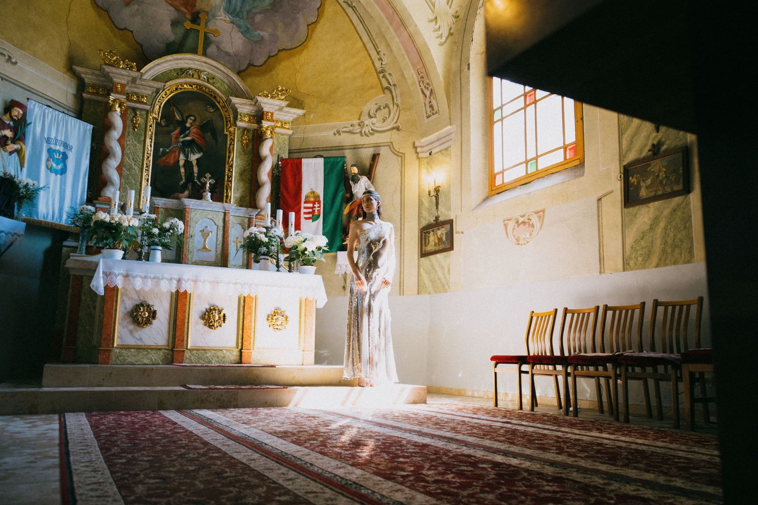 Budapesti naplemente panorámafotóval a Dunaparton, háttérben a Budai Vár látképe.