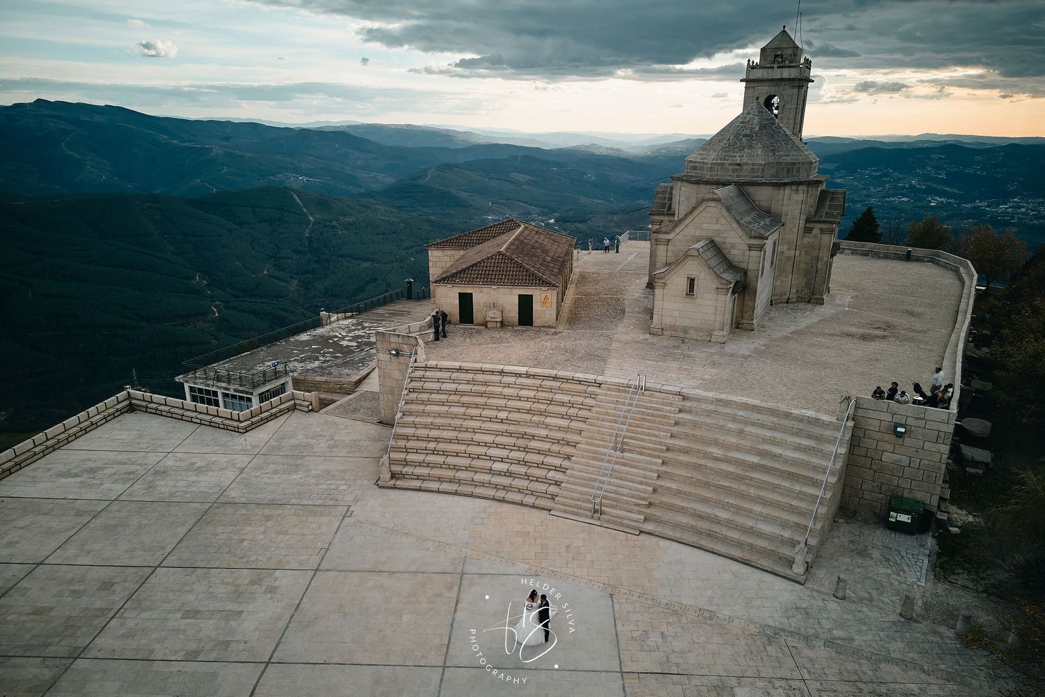 Noivos na sua sessão de Pós Casamento na senhora da Graça