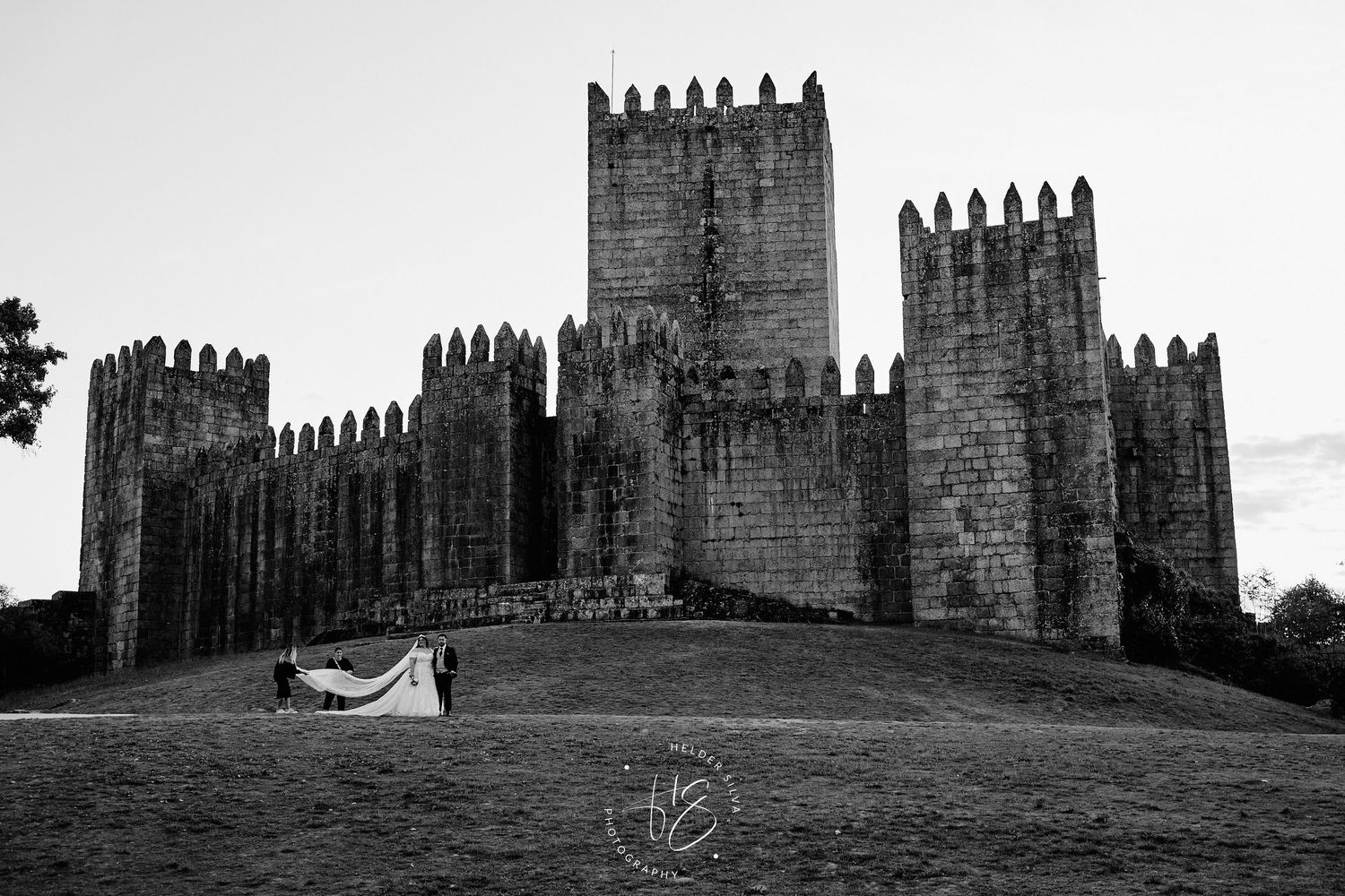 Noivos na sua sessão de Pós Casamento na no castelo de Guimarães
