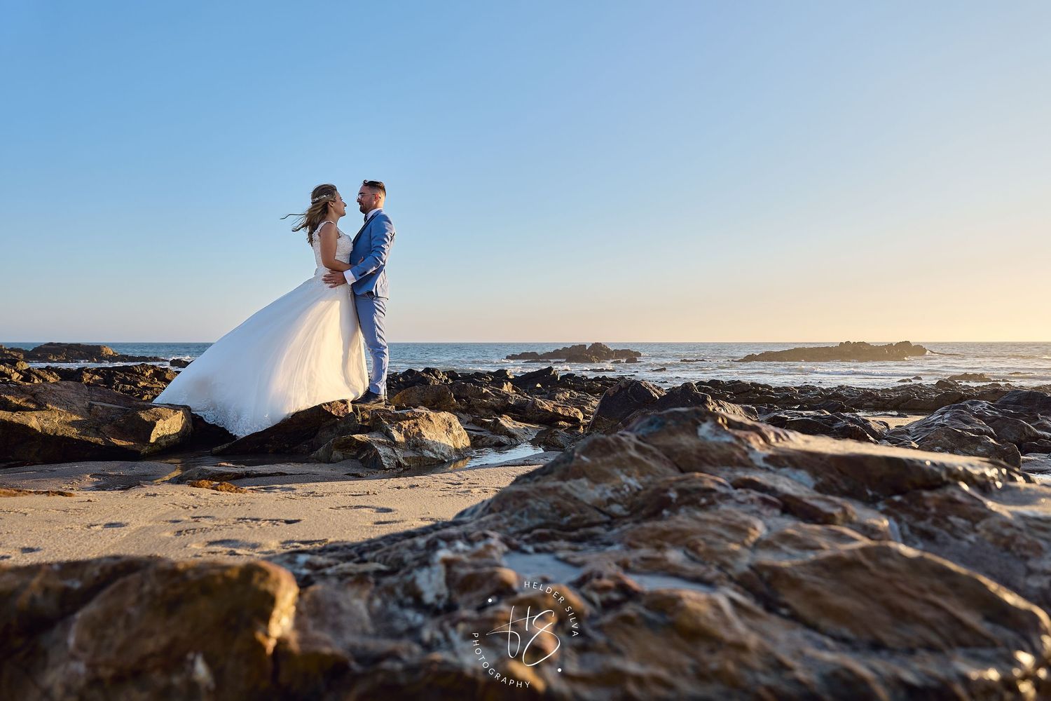 Noivos na sua sessão de Pós Casamento na Praia da Apulia, perto da agua