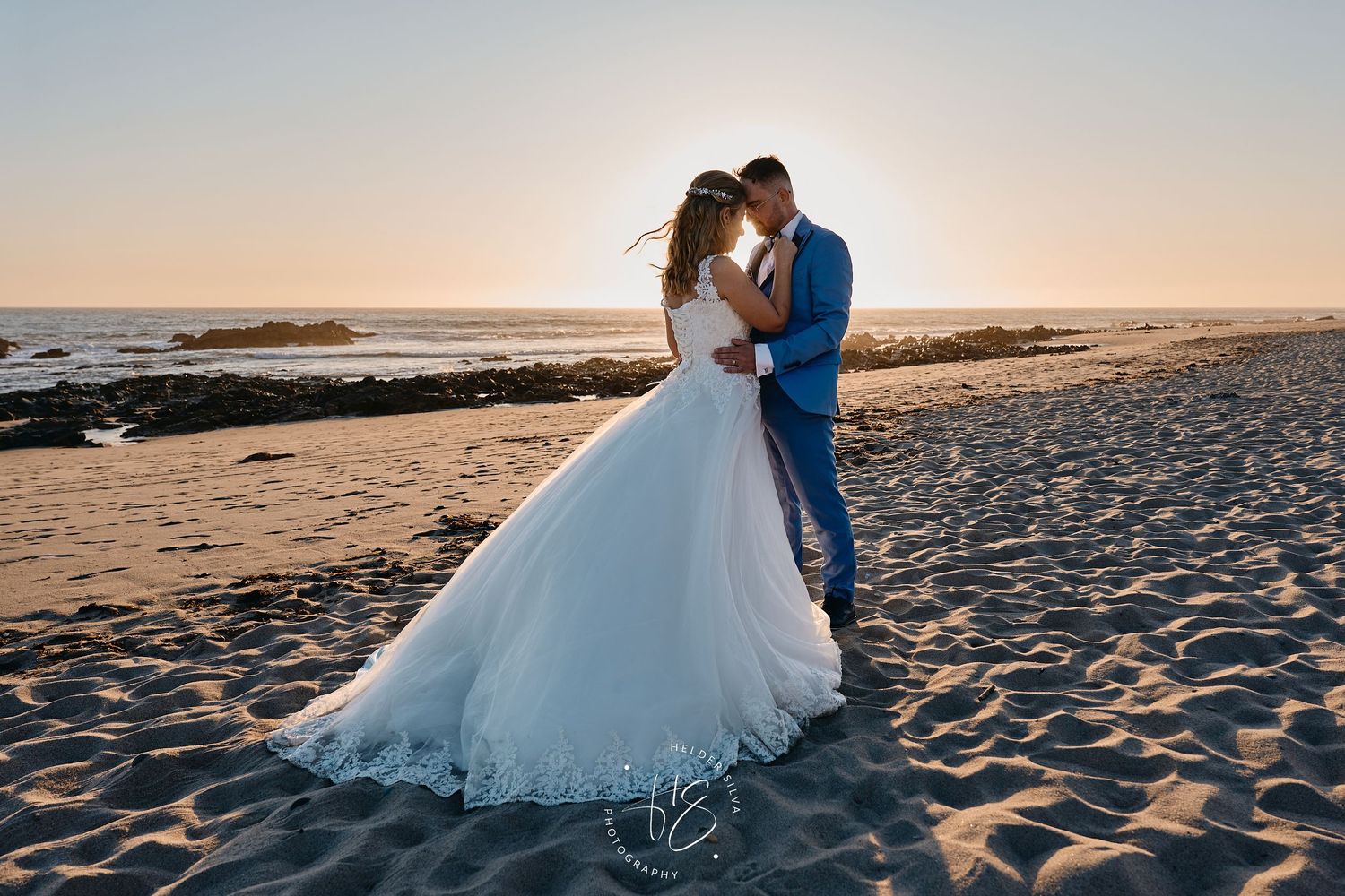 Noivos na sua sessão de Pós Casamento na Praia da Apulia, no por do sol