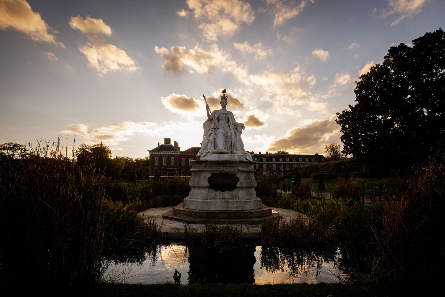 Kensington Palace - Victoria statue at sunset