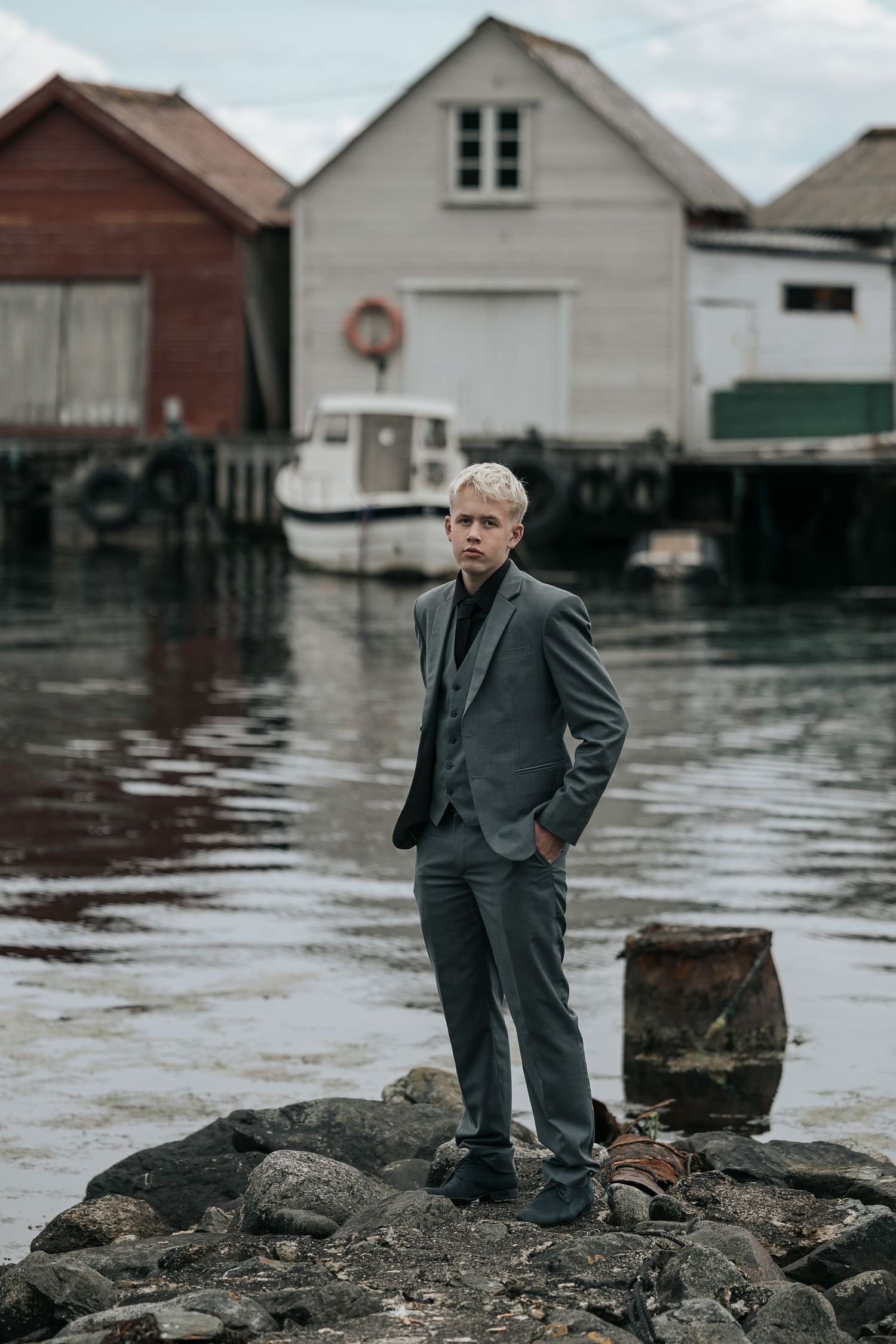 konfirmant fotograf karmøy, konfirmant karmøy, fotograf konfirmant haugalandet, konfirmant på skjærsund, sjøhus i bakgrunn