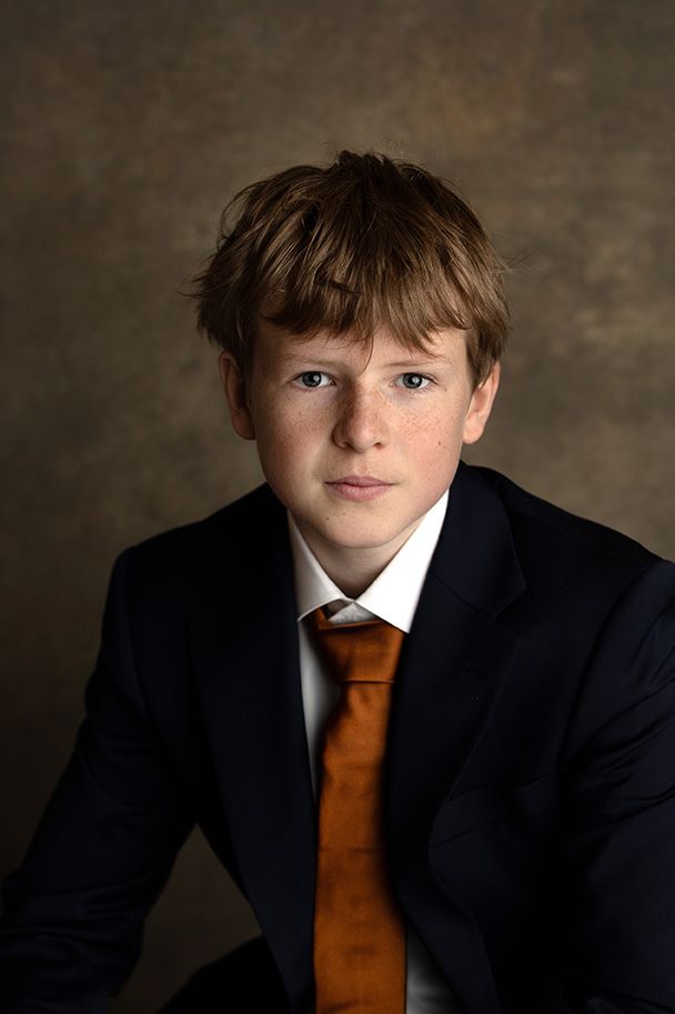 konfirmant i studioet til fotograf irene tveit på haugalandet, gutt konfirmant med dress på foto i kopervik hod irene tveit