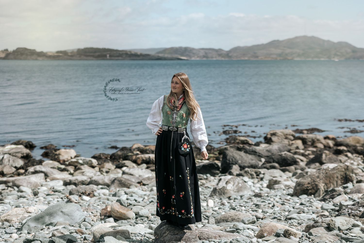 konfirmant med bokn i bakgrunn, bojnafjellet, fotografering  ved skjærsund av konfirmant med fotograf irene tveit. jente fra åkrehamn