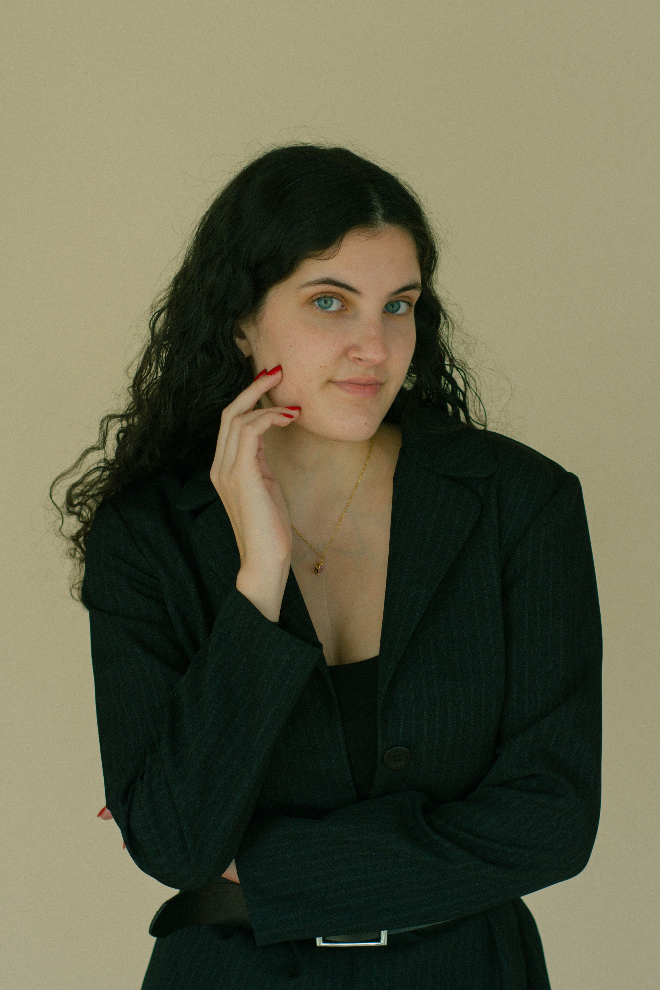 Isabelle, a professional photographer in Colorado, specializing in wedding, couple, and portrait photography.