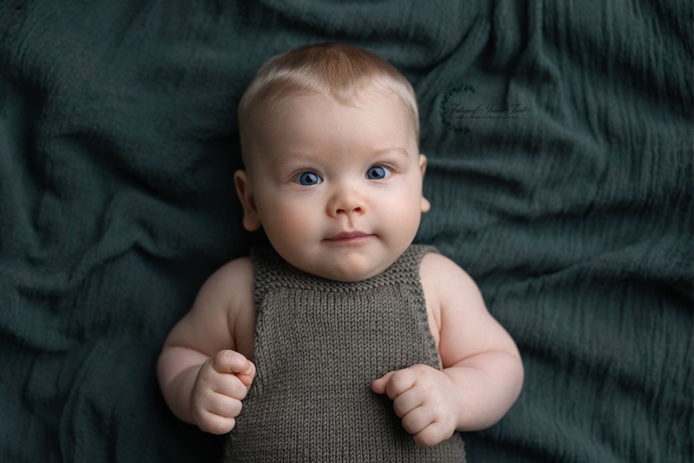 liten gutt på 6 mnd hos fotograf irene tveit, halvtårs gutt på fotografering, fotograf irene tveit har studio på karmøy i kopervik