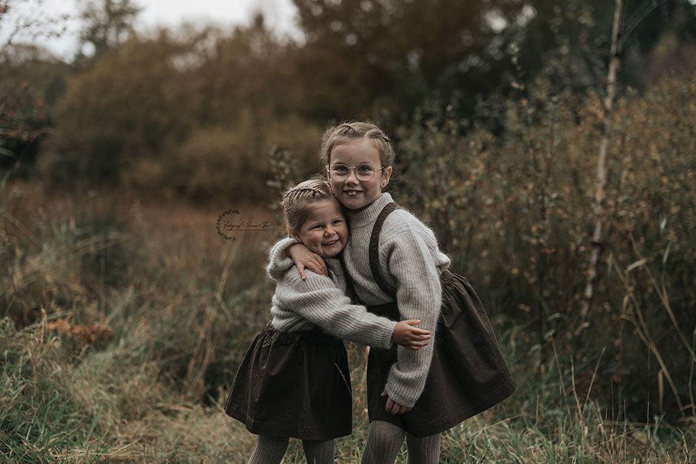 søskenfotografering på Haugalandet, fotograf Karmøy og haugalandet, fotograf irene tveit beste fotografen på Haugalandet, søskenfoto i skog