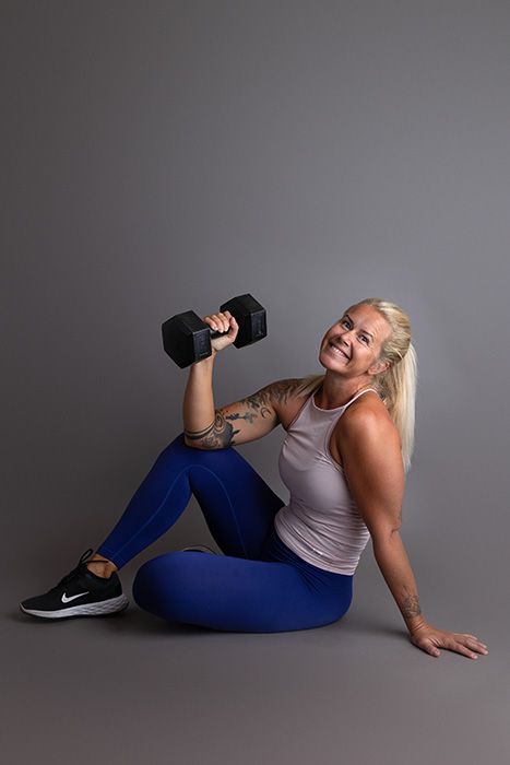 profesjonelle bedriftsbilder, bilder tatt i studio av fotograf irene tveit, pt tina våg i studio med vekter