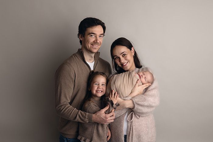 familie fotografering av familie fra Skudeneshavn, nyfødt fotografering i studio i Kopervik på Karmøy, nydelig familie på 4 stk