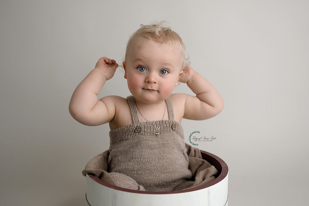 1 års foto haugesund, fotograf haugesund, 1 års fotograf haugesund, 1 åring i kasse i studio på Haugalandet og i Haugesund, gutt 1 år