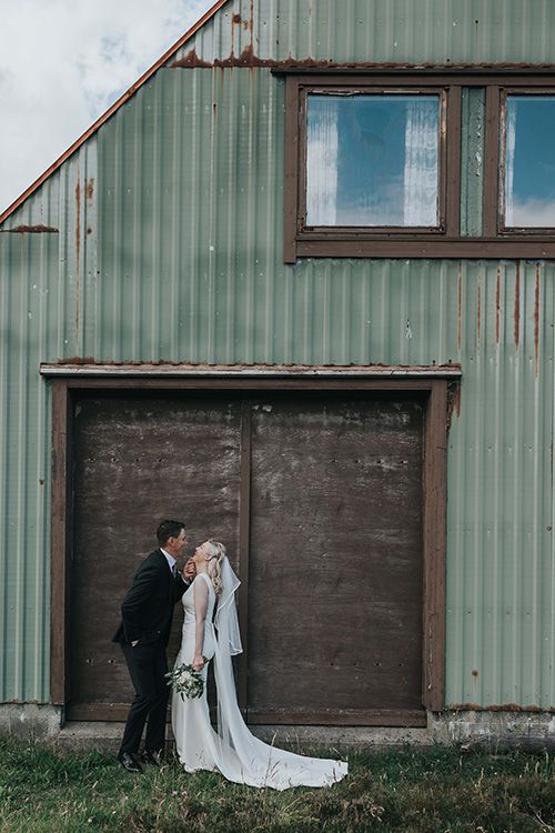 bryllup barkeriene på sevland/vea på karmøy, fotograf irene tveit fotograferer bryllup på karmøy, brudepar som ler