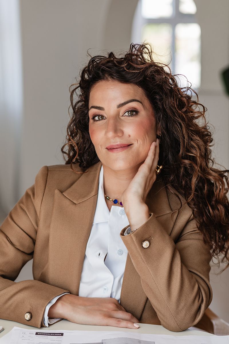 Klassiek portret van een vrouw met een luxe uitstraling en lichte tinten, beige en bruin tinten.