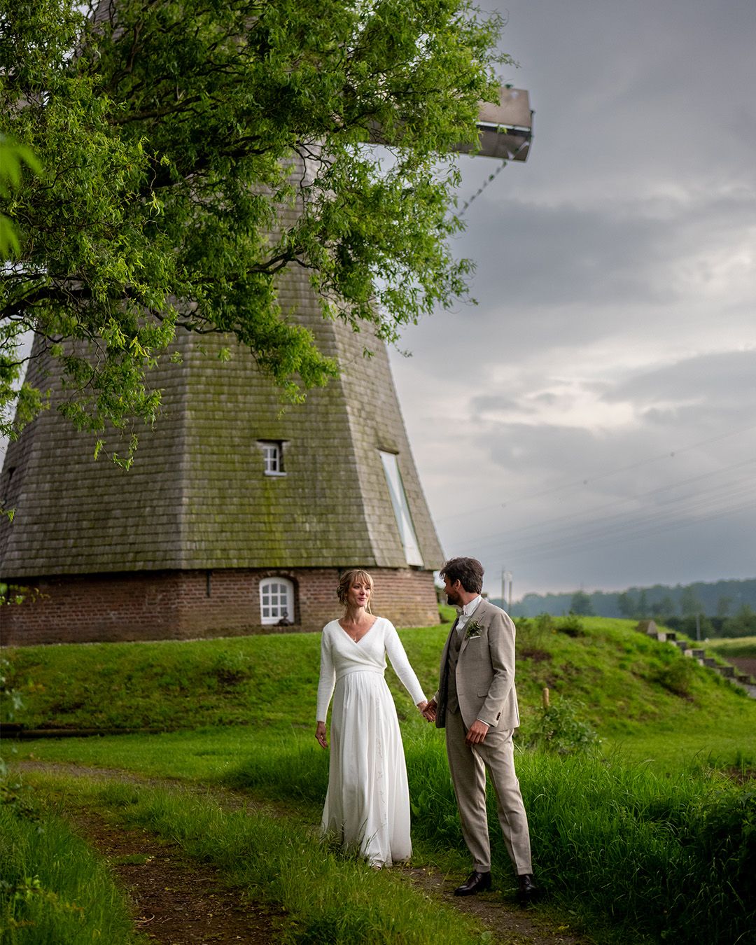 Windrad-Romantik am Niederrhein: Eure Liebe vor historischer Kulisse. Authentische Hochzeitsfotos mit Charakter. Fabio Marras Photography.