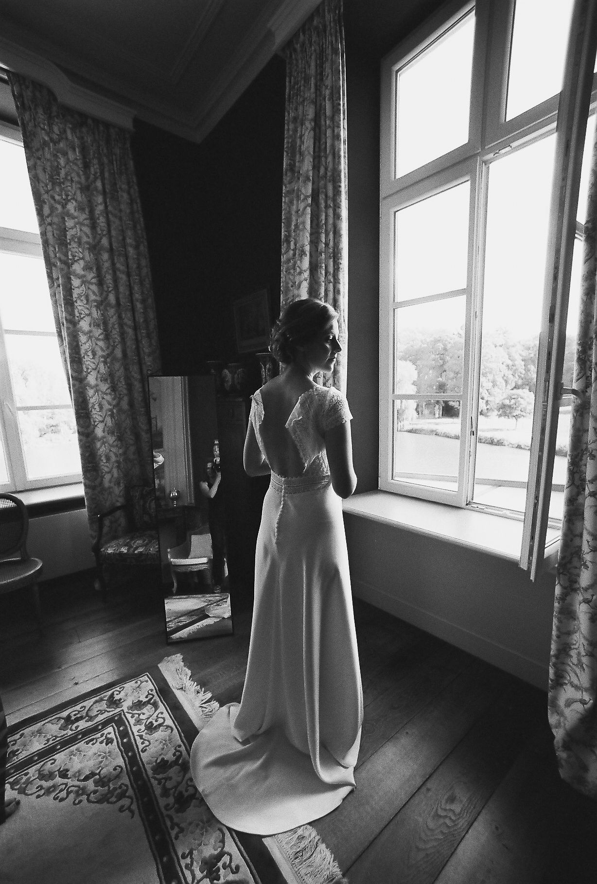 photo argentique noir & blanc de la préparation de la mariée