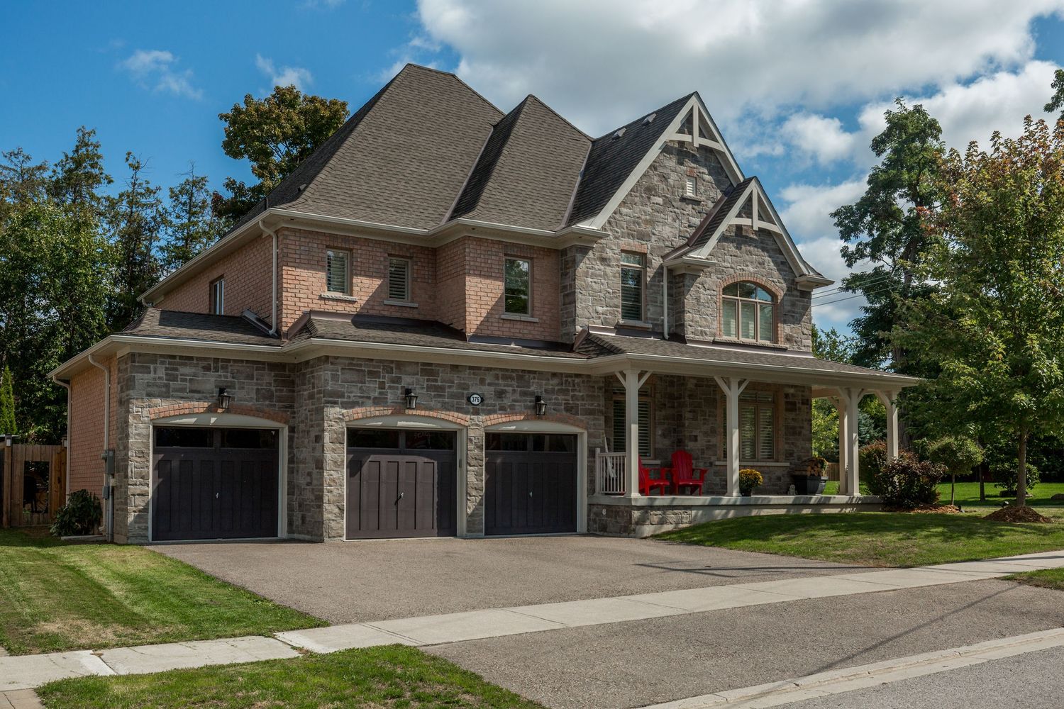 A photo of a detached home in Barrie Ontario for a real estate listing in Simcoe County photographed by Sarah Tennant