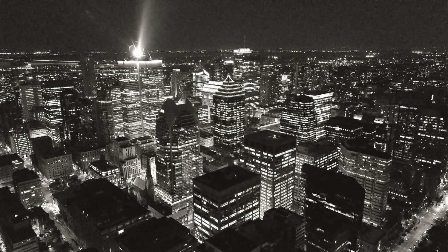 Photo aérienne des gratte-ciels d'un centre-ville de nuit.