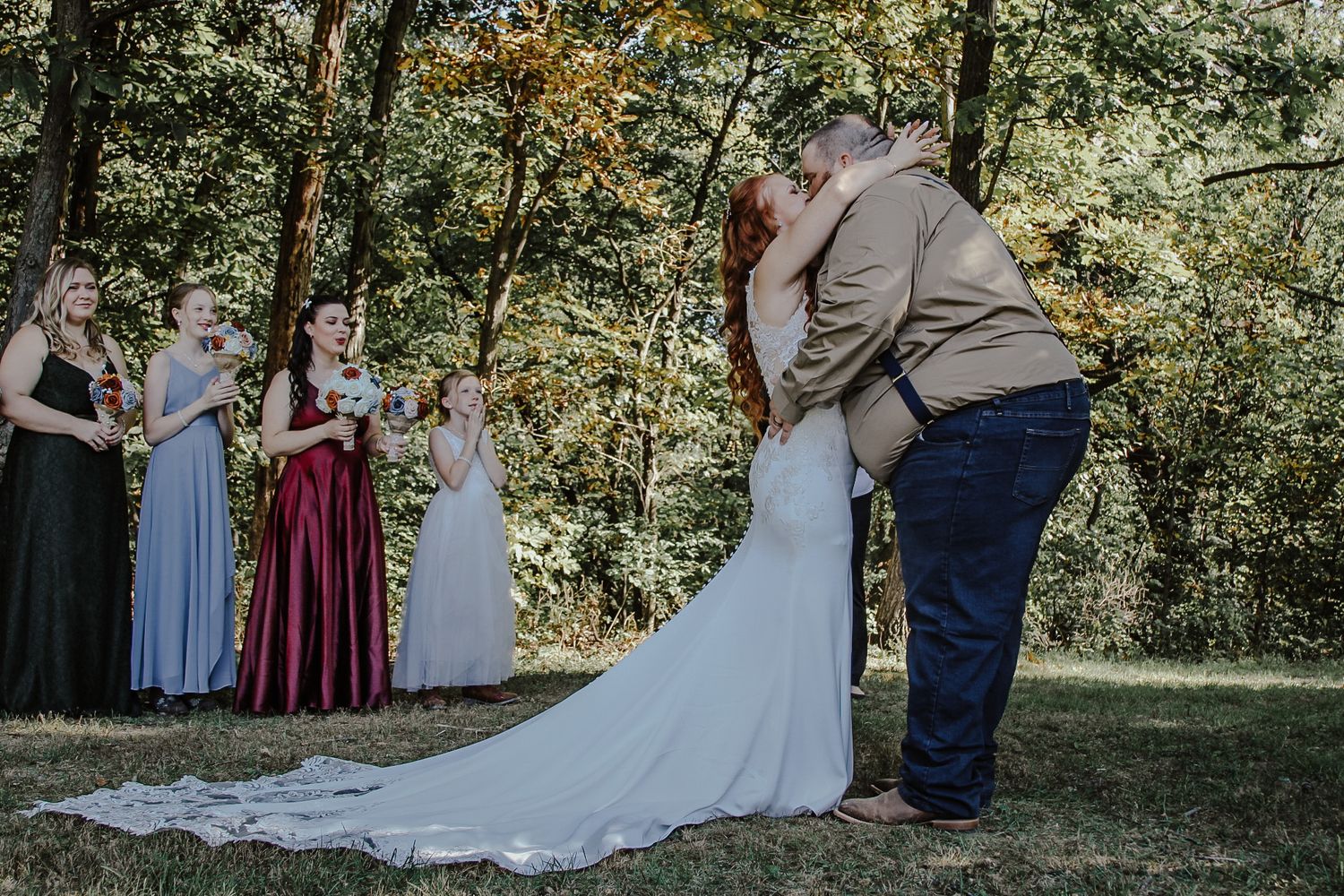wedding first kiss