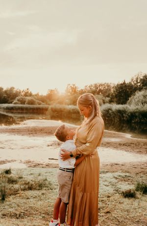 Melissa Stuer Photography Moederschapsfotograaf Moerbeke Oost-Vlaanderen
mommy and me golden hour - mama en zoon fotograaf waasland