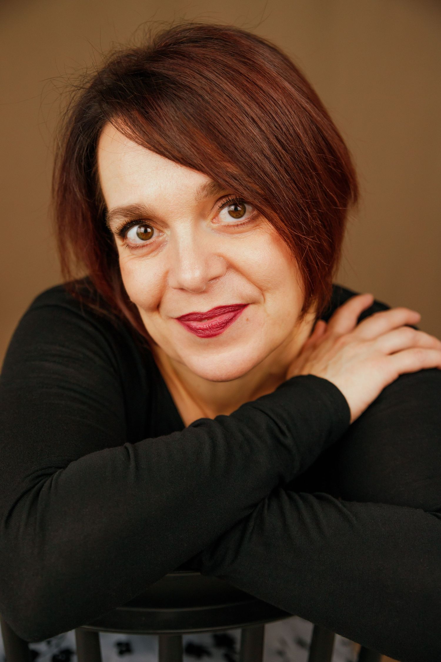 Portrait en studio d'une femme souriante et confiante, séance photo pour reprendre confiance en soi à Saint-Étienne
