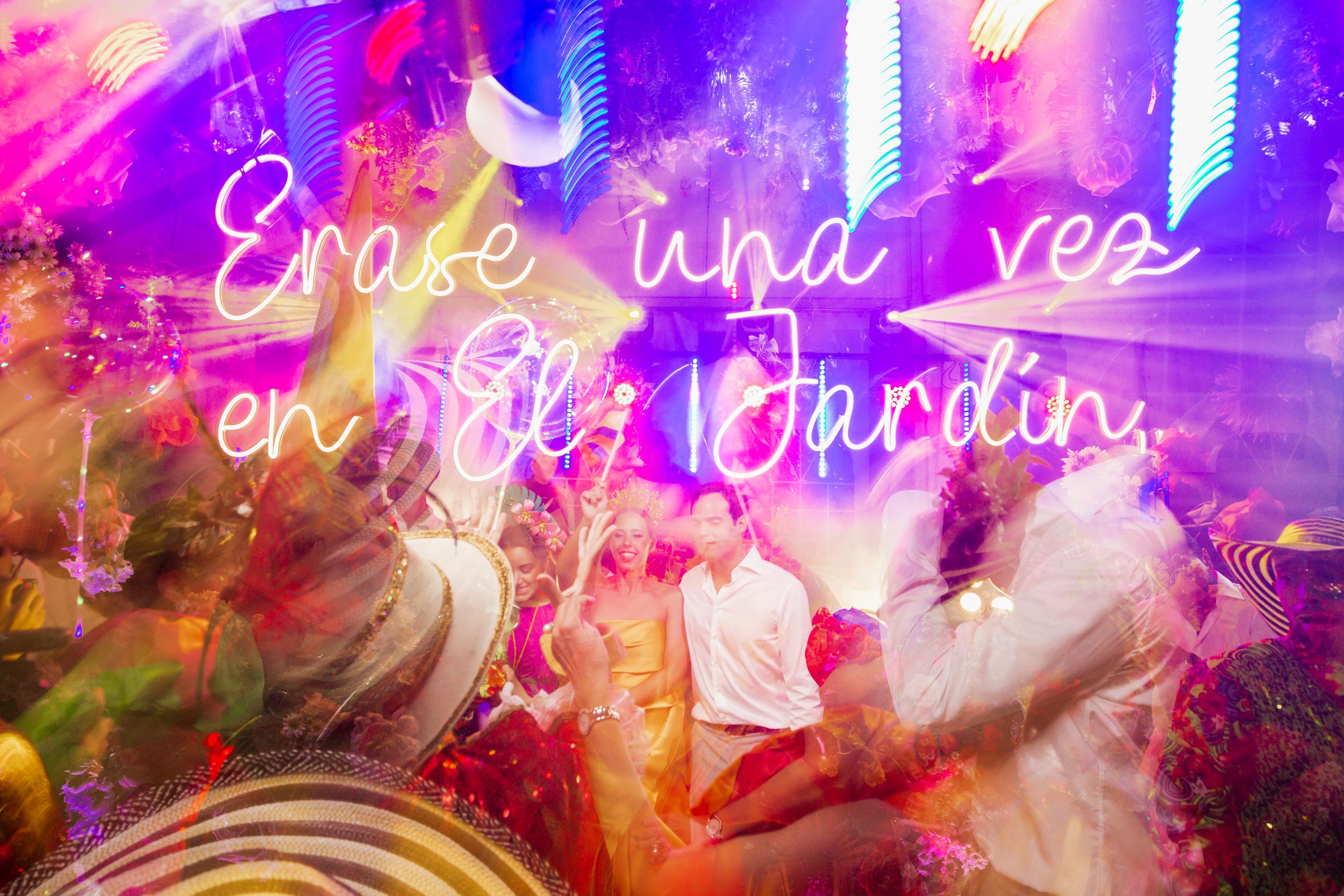 Wedding photographer Tuscany | Destination wedding Italy | Villa wedding Florence | Luxury Wedding Party.