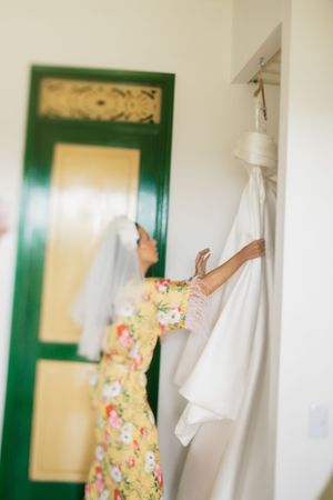 Wedding photographer Tuscany | Destination wedding Italy | Villa wedding Florence | Bride' s getting ready