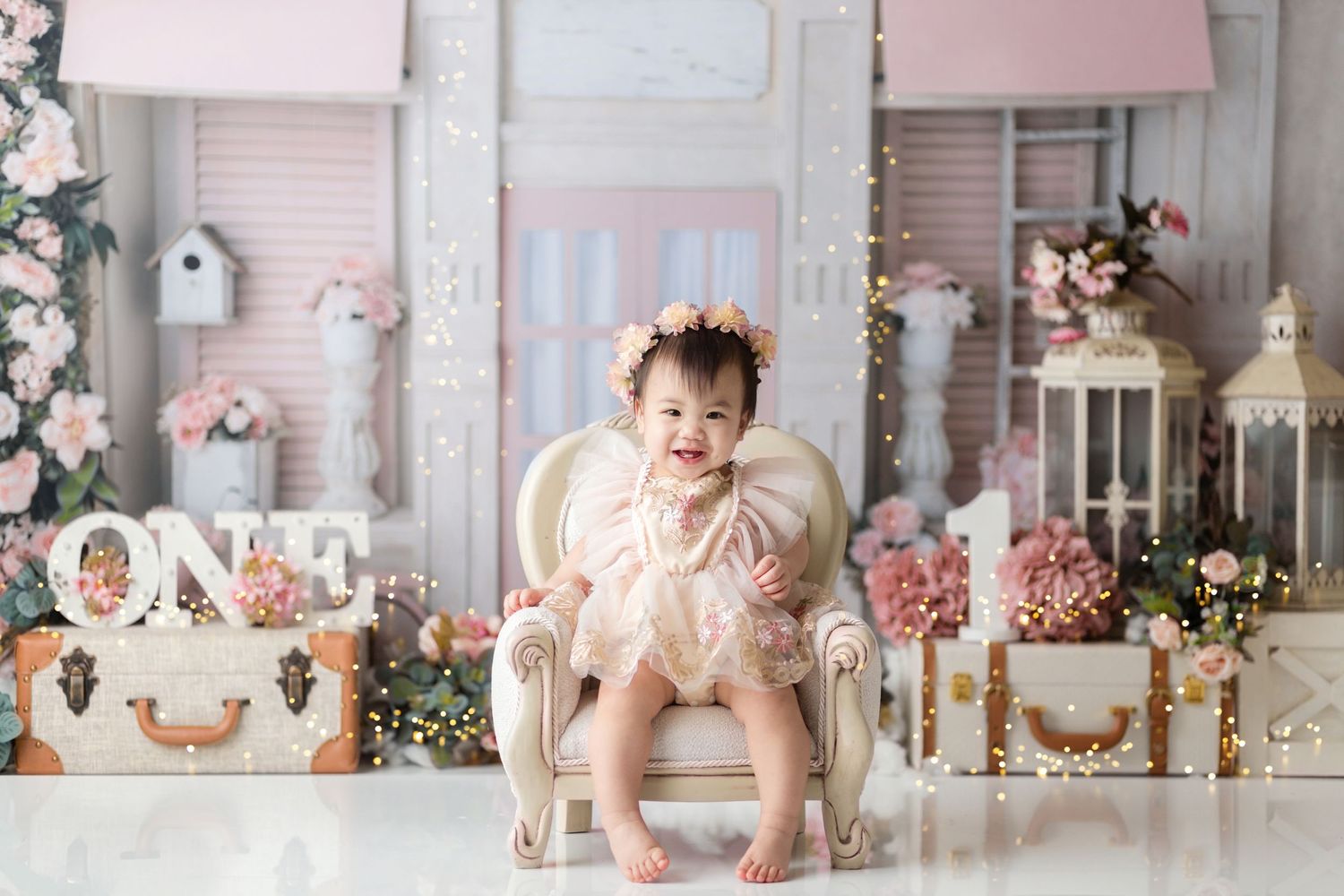 birthday photography in qatar female photographer with props and designs