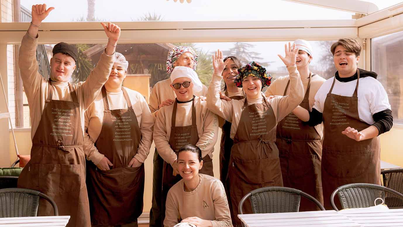 Foto di gruppo di ragazzi felici da Casa Da Sergio, scatto Mirko Paoloni videomaker