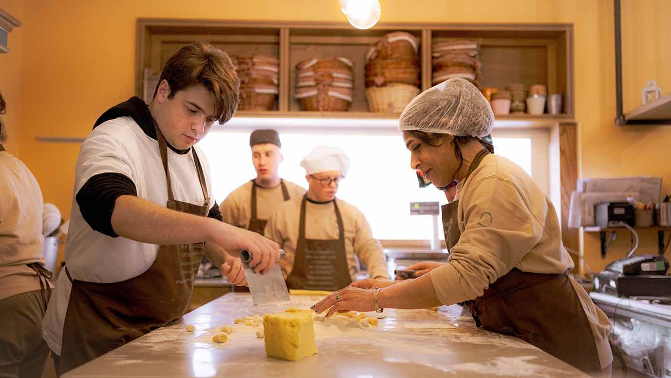 Foto di ragazzi che lavorano in team