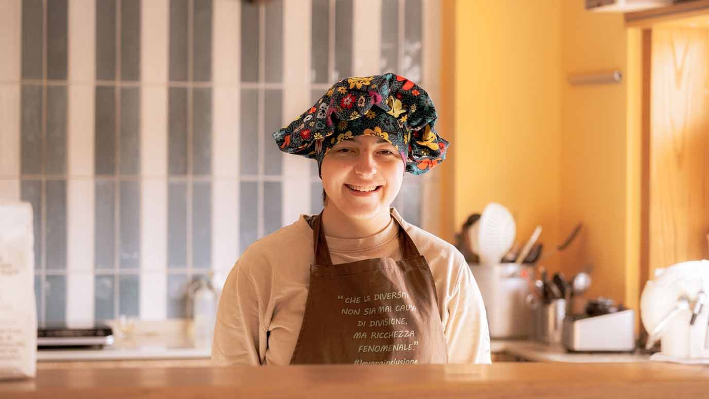 Primo piano di una ragazza che lavora