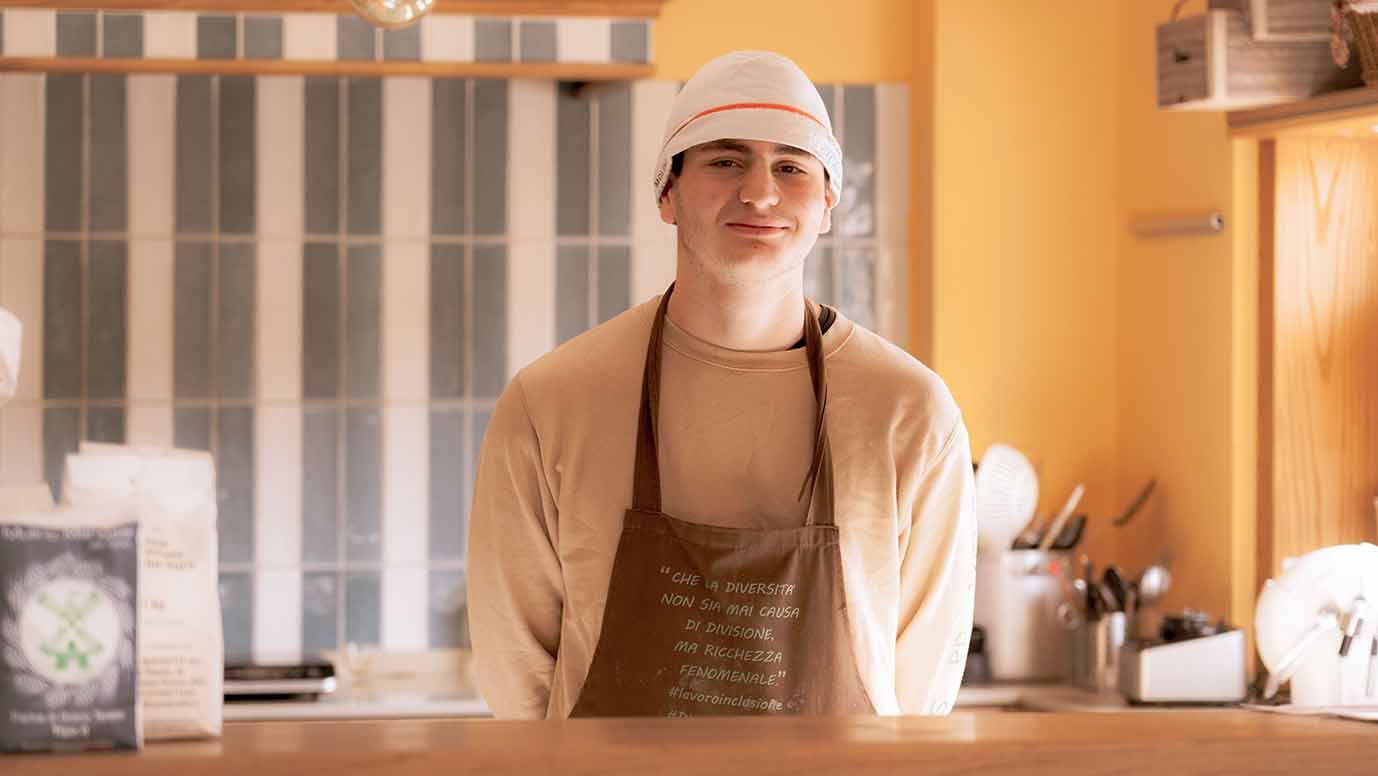 Primo piano di un dipendente che lavora da Casa da Sergio