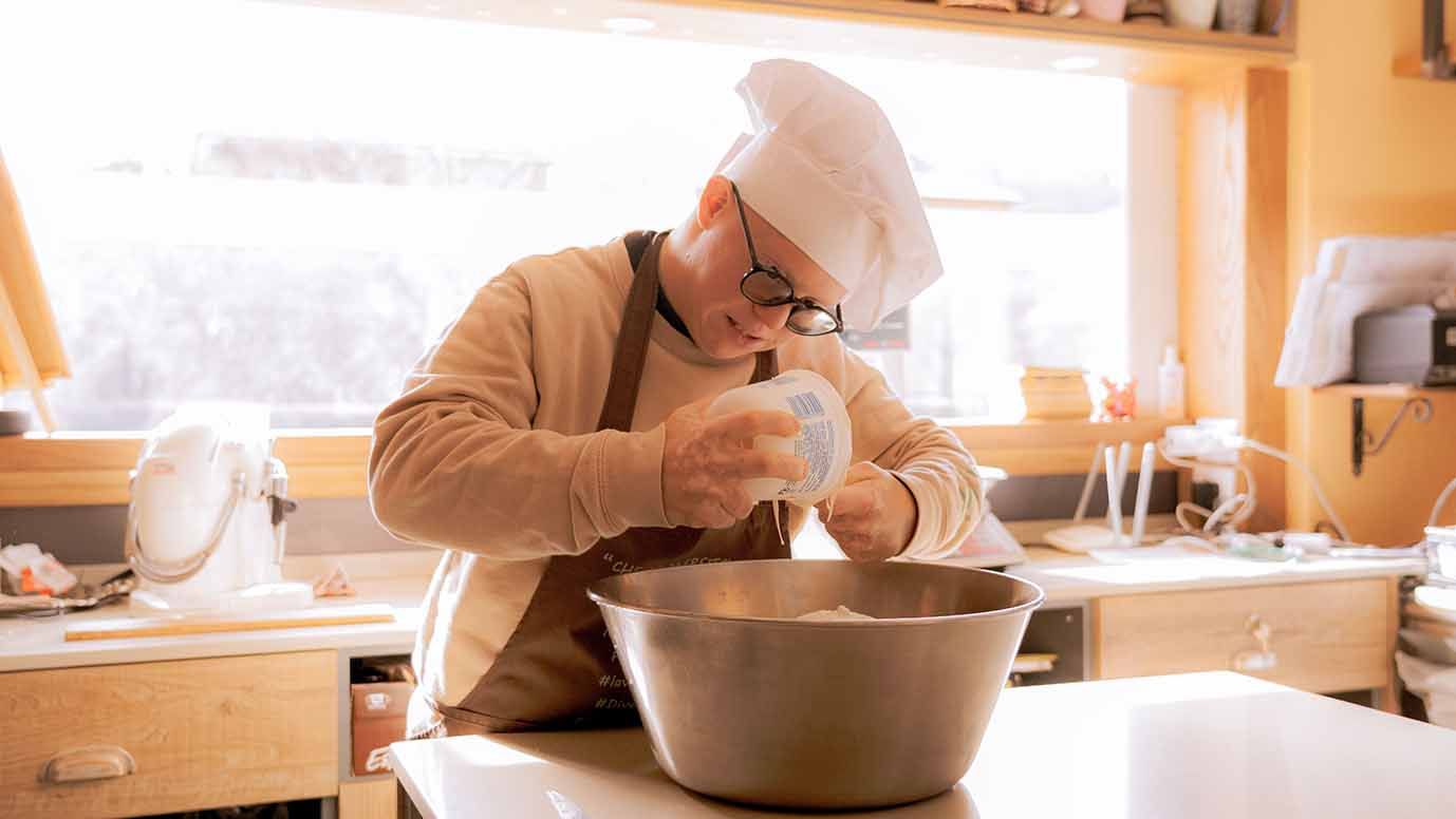 Ragazzo che lavora il formaggio da Casa da Sergio