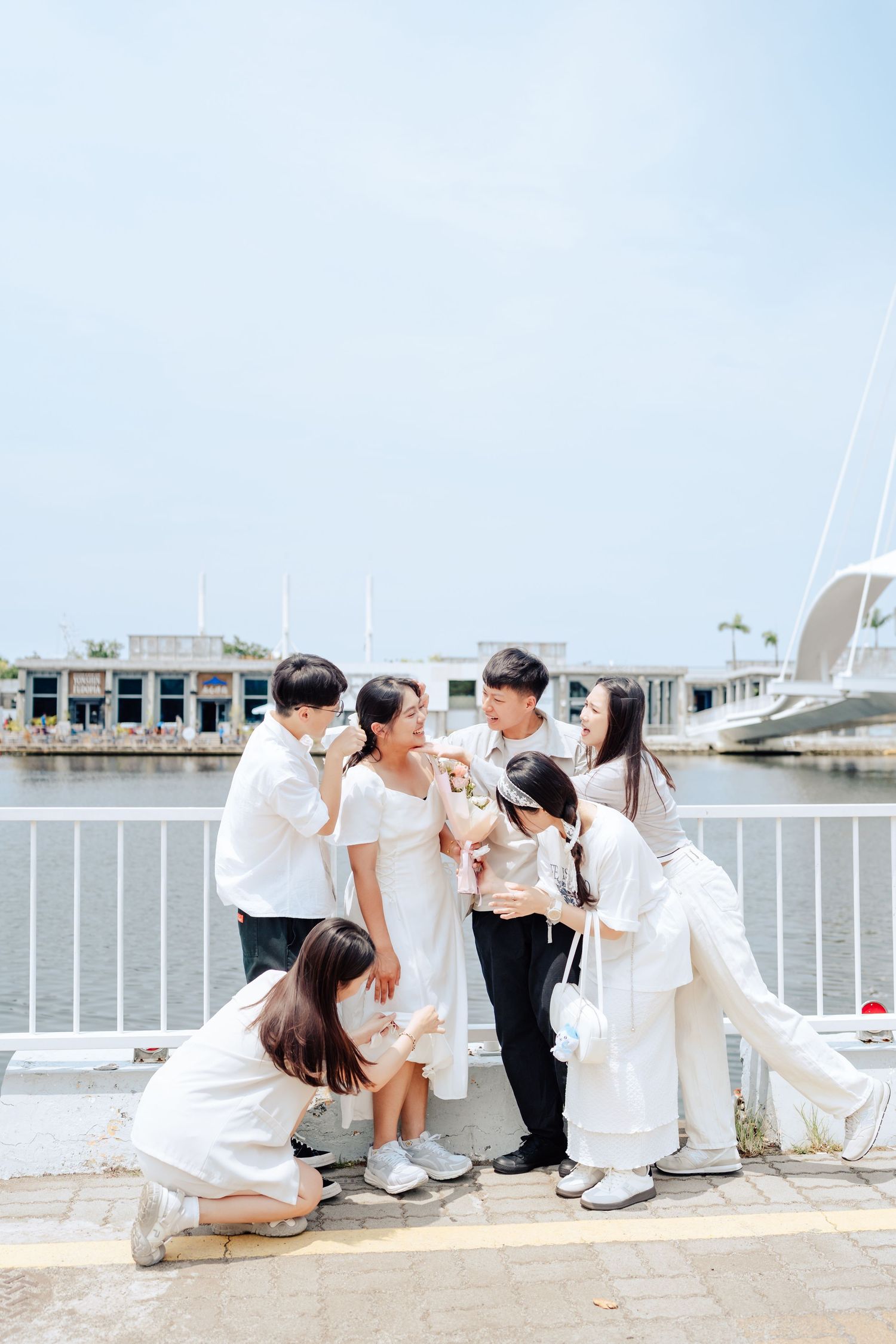登記寫真記錄新人於戶政事務所完成結婚登記的重要時刻，以自然紀實的方式捕捉簽名、對看與家人陪伴的互動畫面。相較傳統婚禮攝影，登記寫真風格更低調、輕鬆，適合喜歡簡單、不擺拍的新人，也能同時留下家庭合照、輕婚紗或朋友寫真的紀念，為婚姻開始留下真實而溫柔的影像。渴望影像，渴望與您相遇。